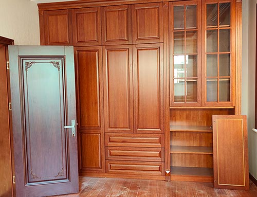 天门中式家庭装修里定制的实木衣柜效果图